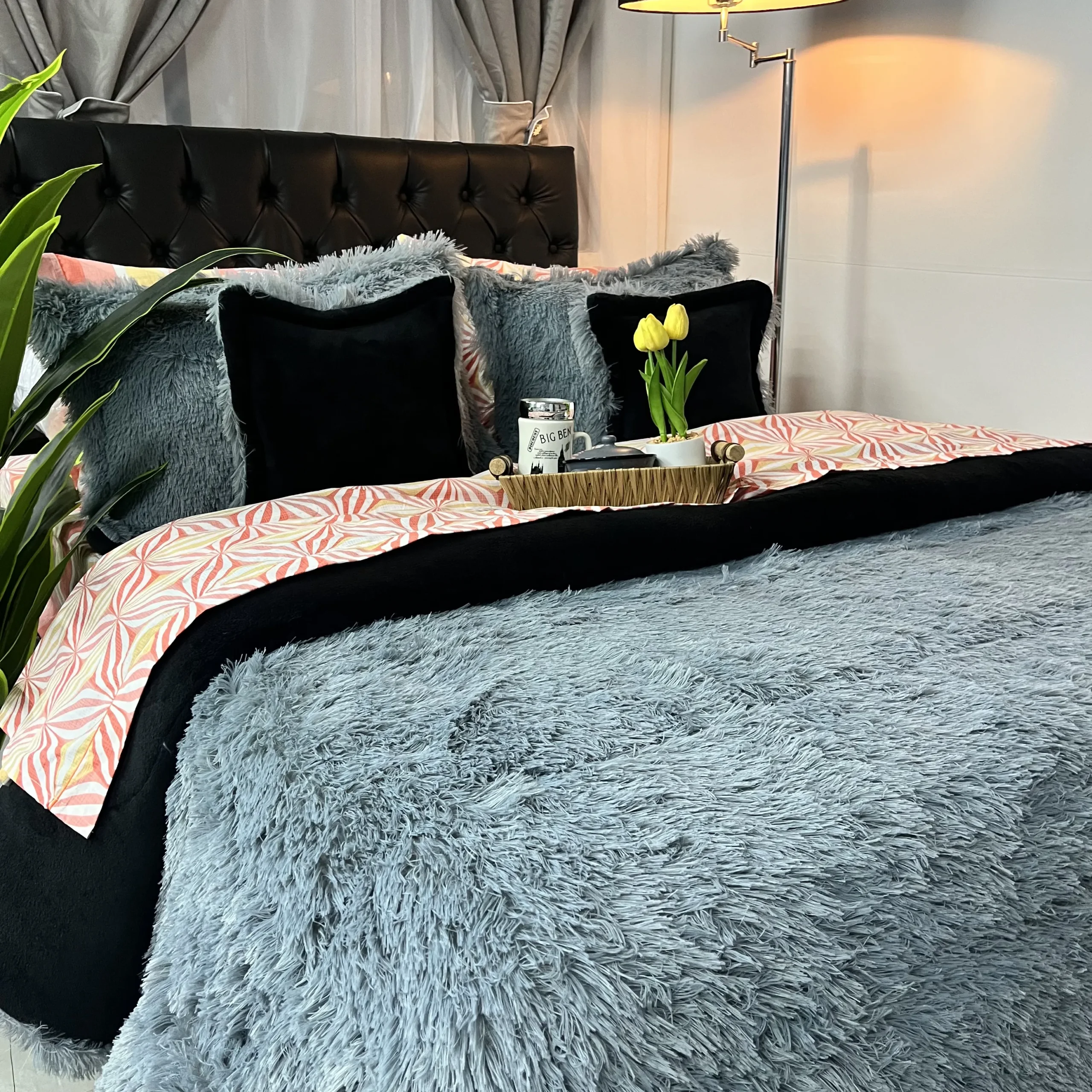 Edredón de felpa suave para cama doble con diseño acogedor para dormitorio.