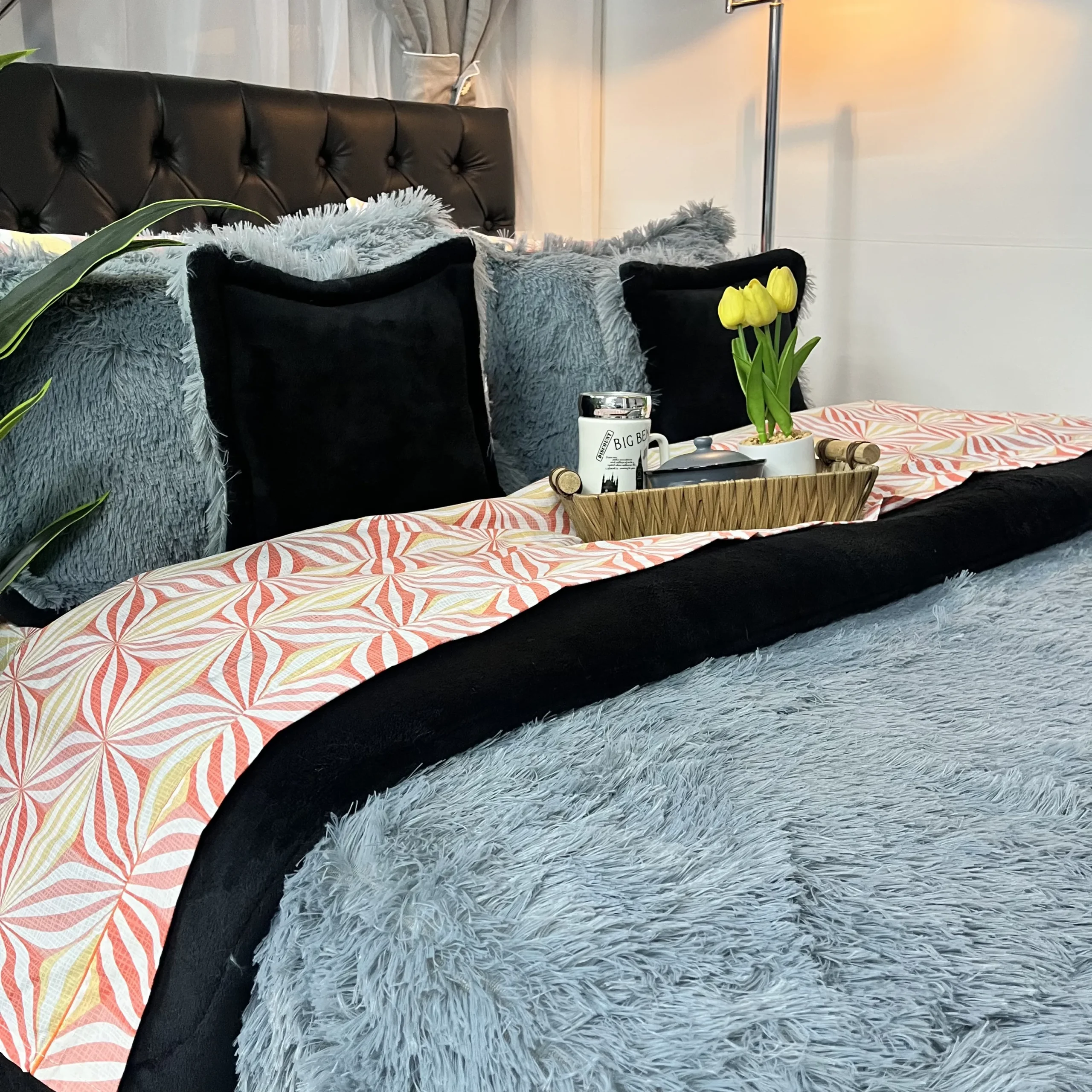 Edredón de felpa suave para cama doble con diseño acogedor para dormitorio.