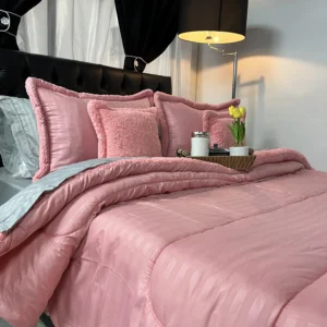 Disfruta del descanso más acogedor con nuestro edredón térmico unicolor. Esta pieza combina una cara de suavidad aterciopelada con un reverso de textura tipo ovejero (chiporro) que retiene el calor de forma excepcional