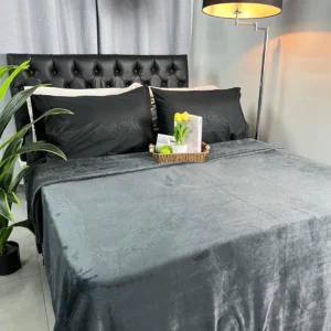 Cobija térmica abrigada con textura de relieve y tacto ultra suave sobre cama