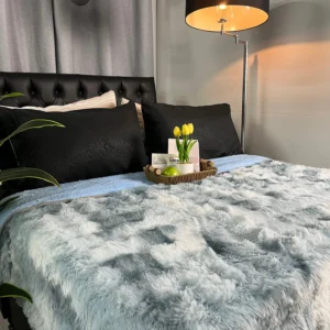 Cobija Felpa Tornasol suave y abrigada de pelo largo sobre cama doble para decoración del hogar