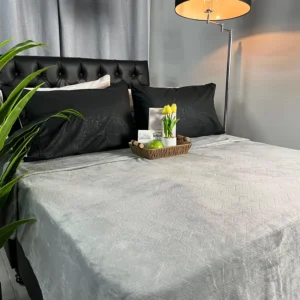 Cobija térmica abrigada con textura de relieve y tacto ultra suave sobre cama