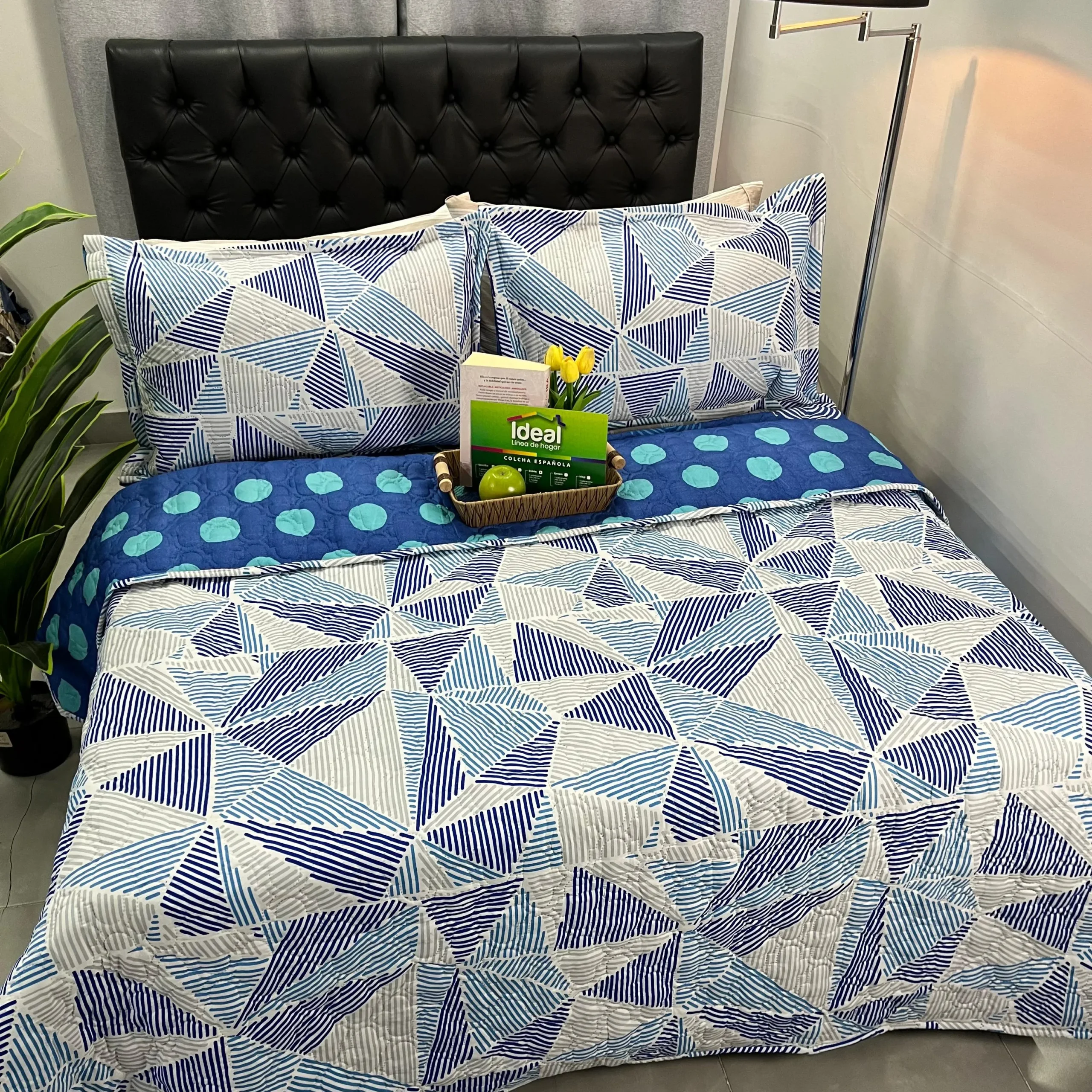Colcha estampada decorativa y ligera sobre cama con diseño moderno para la habitación