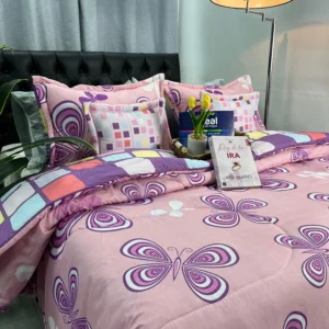 Edredón estampado moderno y abrigado sobre cama doble con diseño decorativo para la habitación