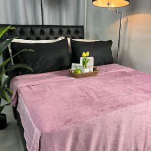 Cobija térmica con forma de relieve, suave y ligera, ideal para abrigar en noches frías. Diseño moderno y elegante que aporta confort y estilo a tu hogar Cobija térmica abrigada con textura de relieve y tacto ultra suave sobre cama
