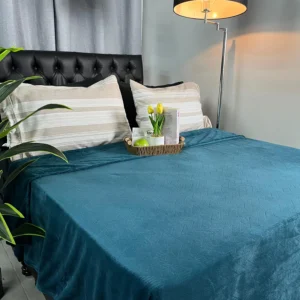Cobija térmica abrigada con textura de relieve y tacto ultra suave sobre cama