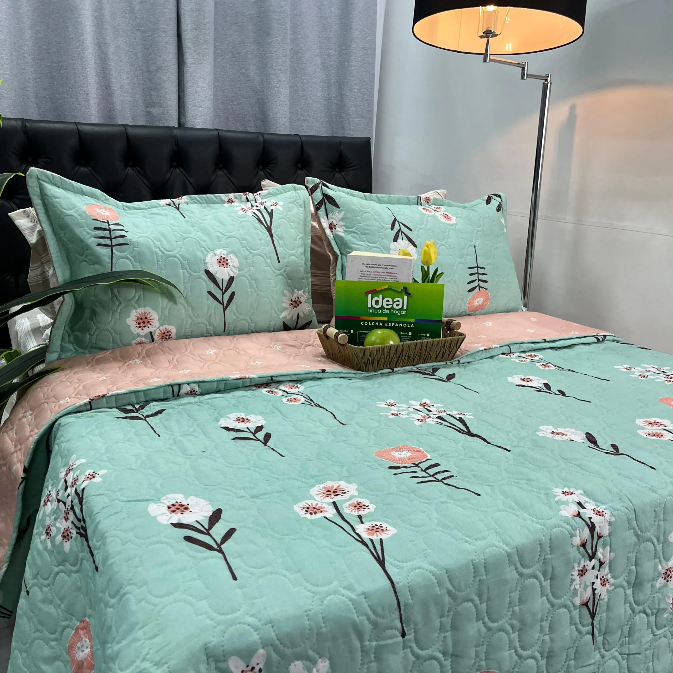 Colcha estampada decorativa y ligera sobre cama con diseño moderno para la habitación