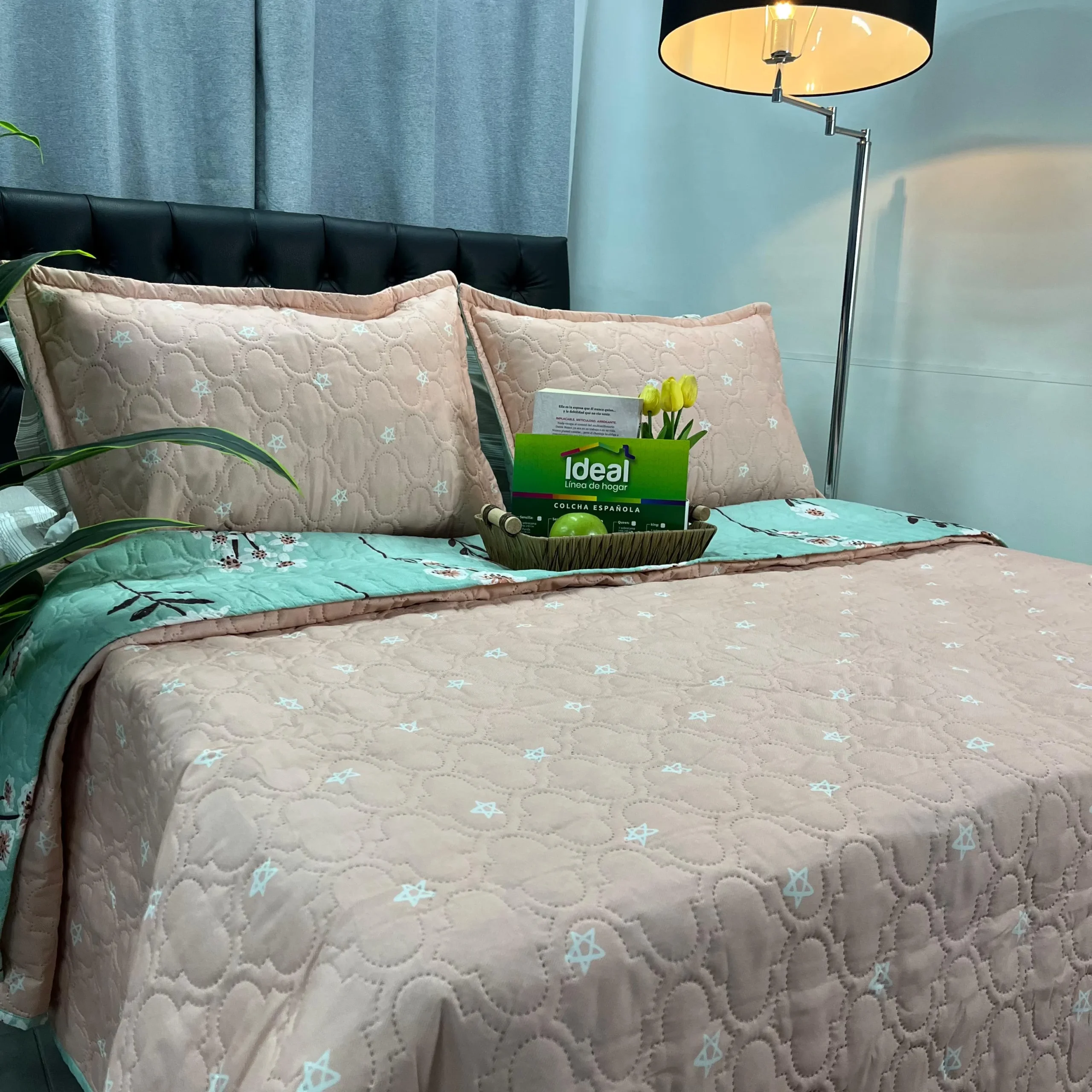 Colcha estampada decorativa y ligera sobre cama con diseño moderno para la habitación