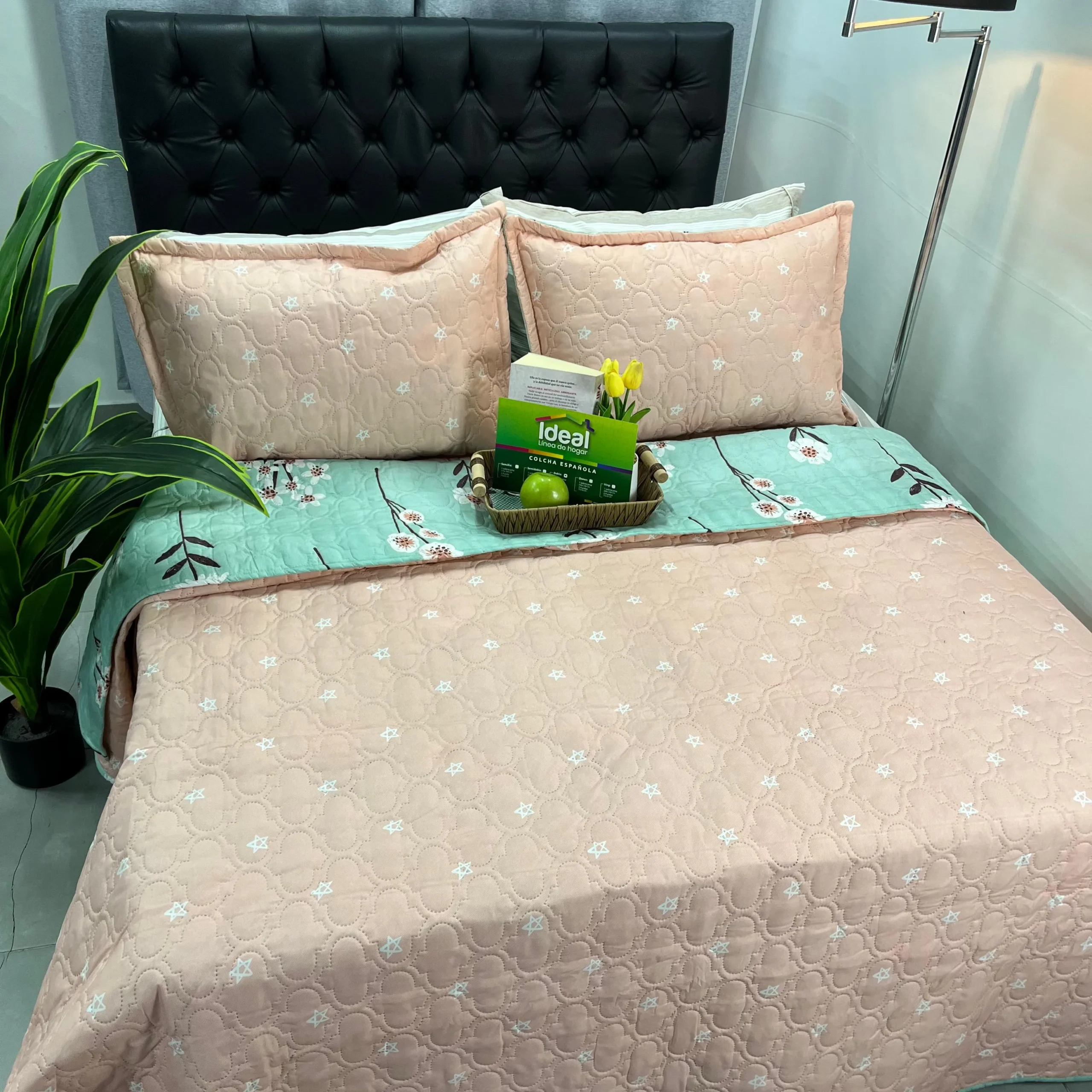Colcha estampada decorativa y ligera sobre cama con diseño moderno para la habitación