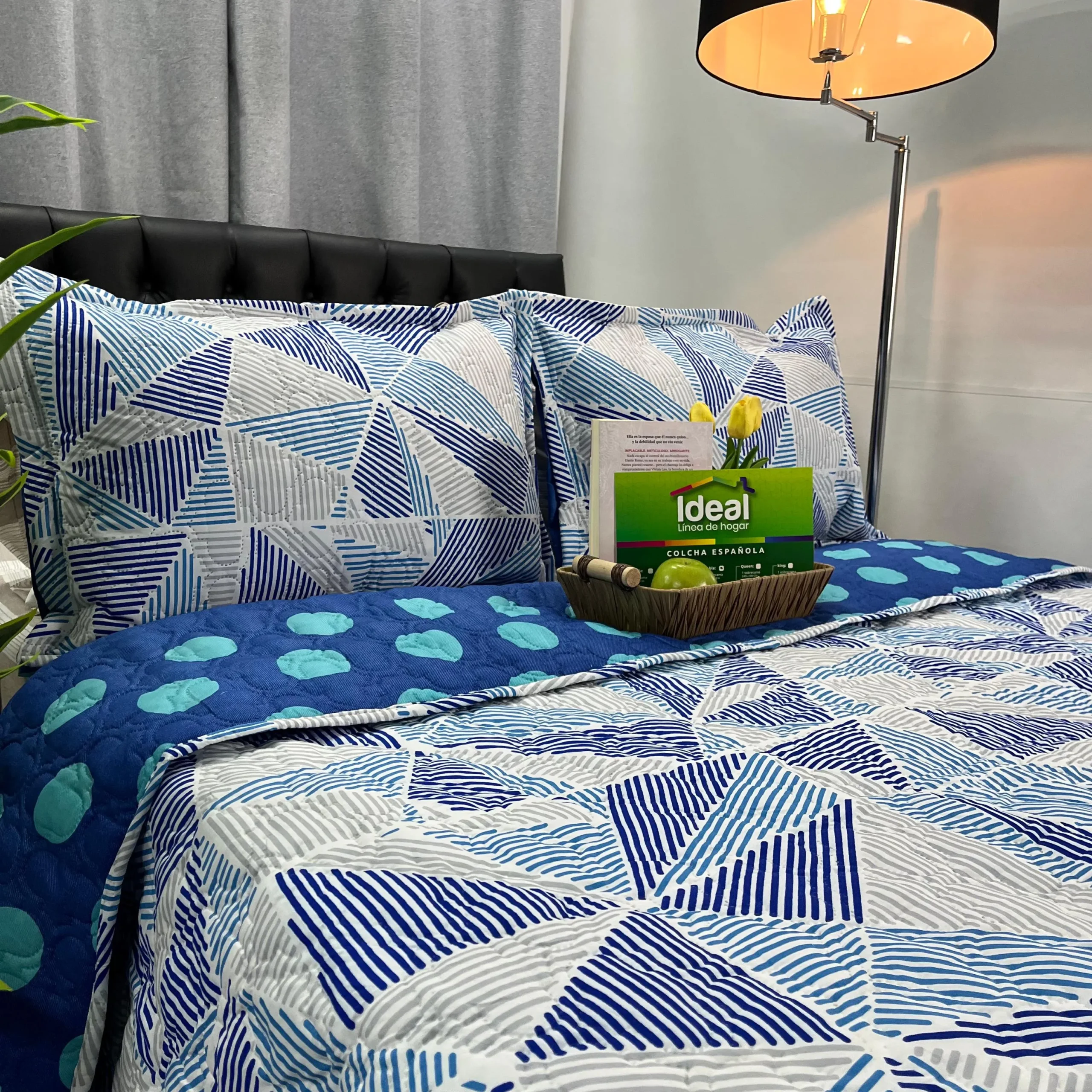 Colcha estampada decorativa y ligera sobre cama con diseño moderno para la habitación