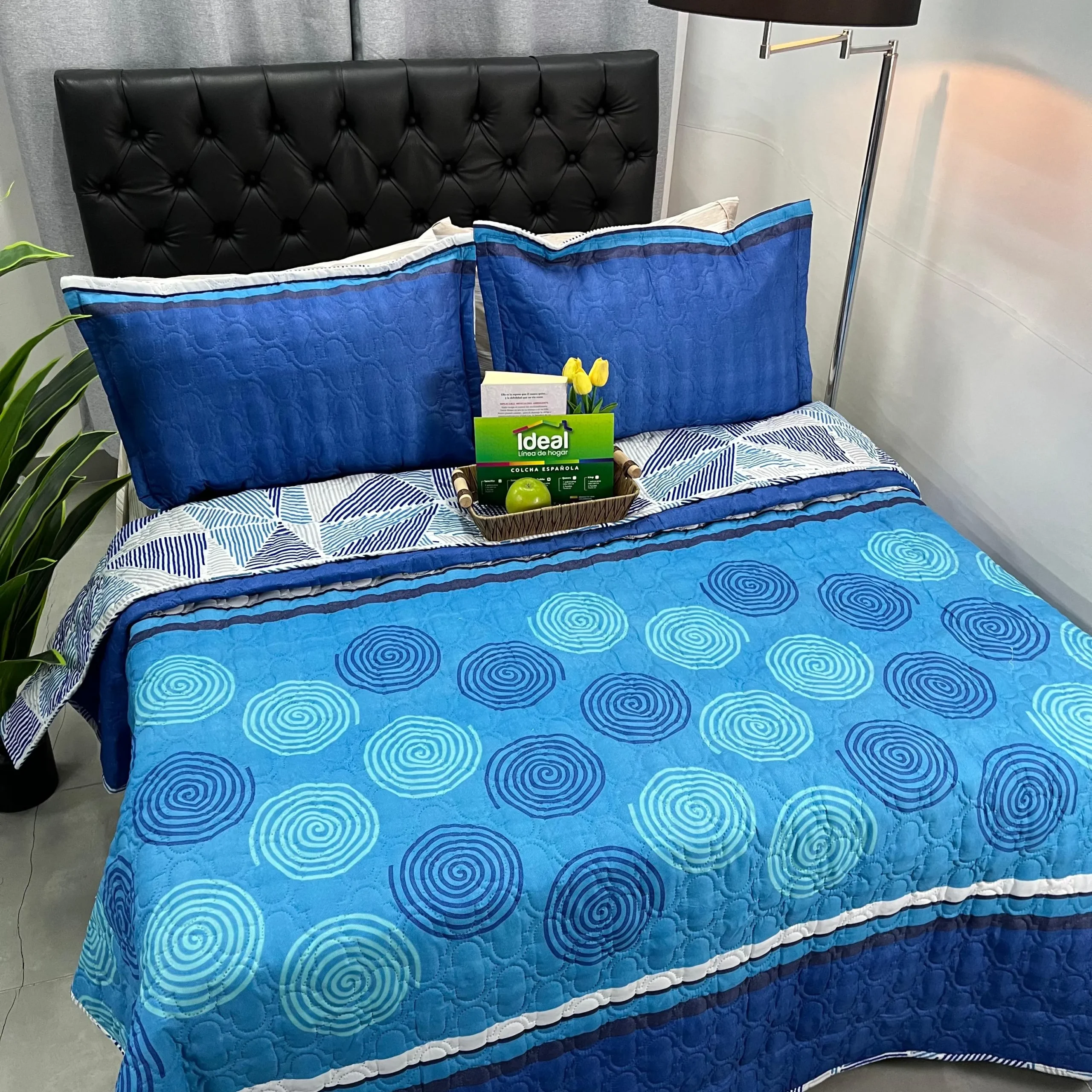Colcha estampada decorativa y ligera sobre cama con diseño moderno para la habitación